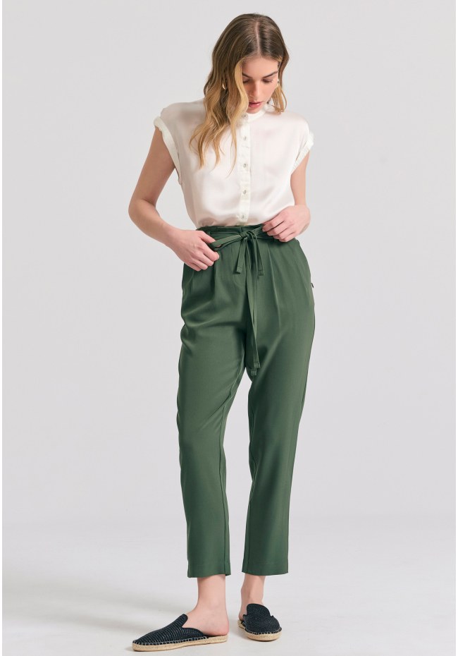 Casual παντελόνι με πιέτες και ζώνη στη μέση