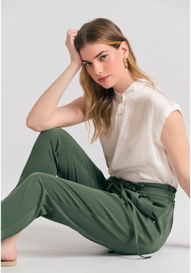 Casual παντελόνι με πιέτες και ζώνη στη μέση