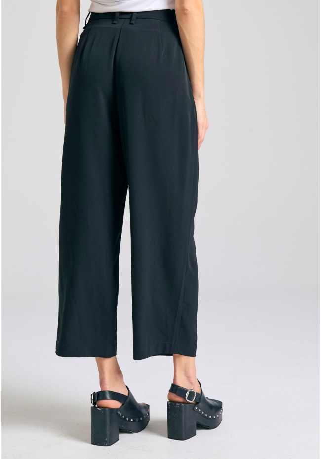 Loose fit παντελόνι με πιέτες στη μέση