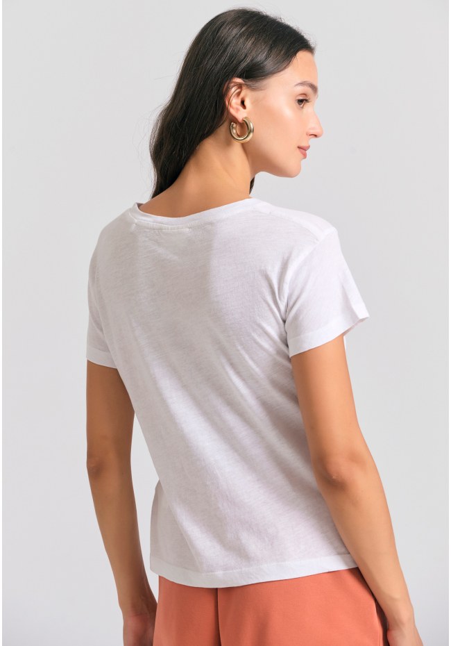 Women's t-shirt with graphic print on the chest