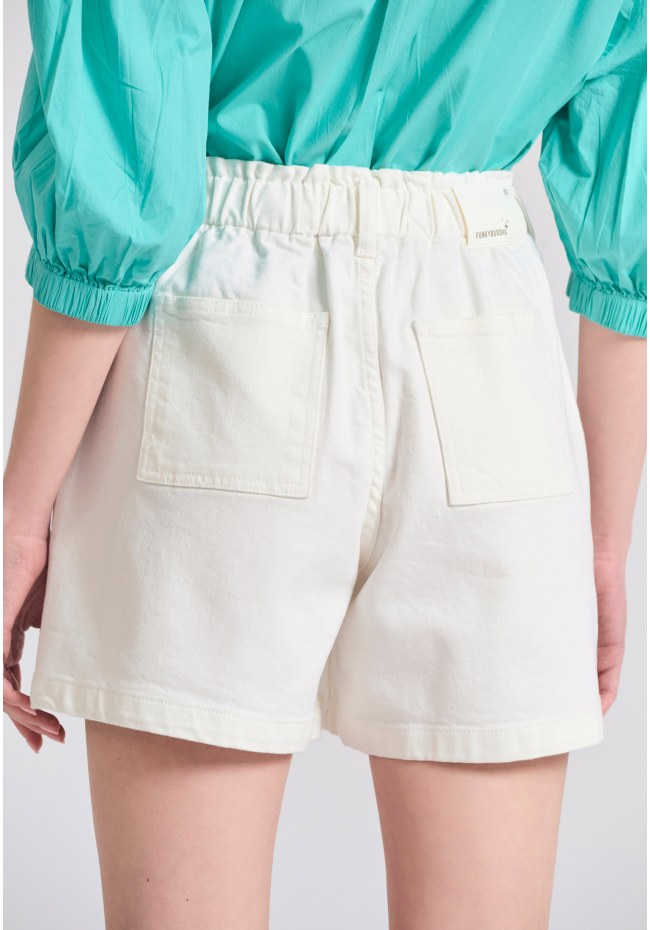 Garment dyed τζιν σορτς με βολάν στη μέση