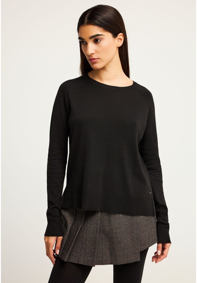 Γυναικείο πλεκτό με λαιμόκοψη