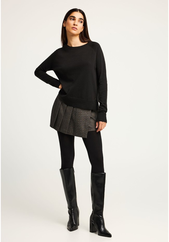 Γυναικείο πλεκτό με λαιμόκοψη