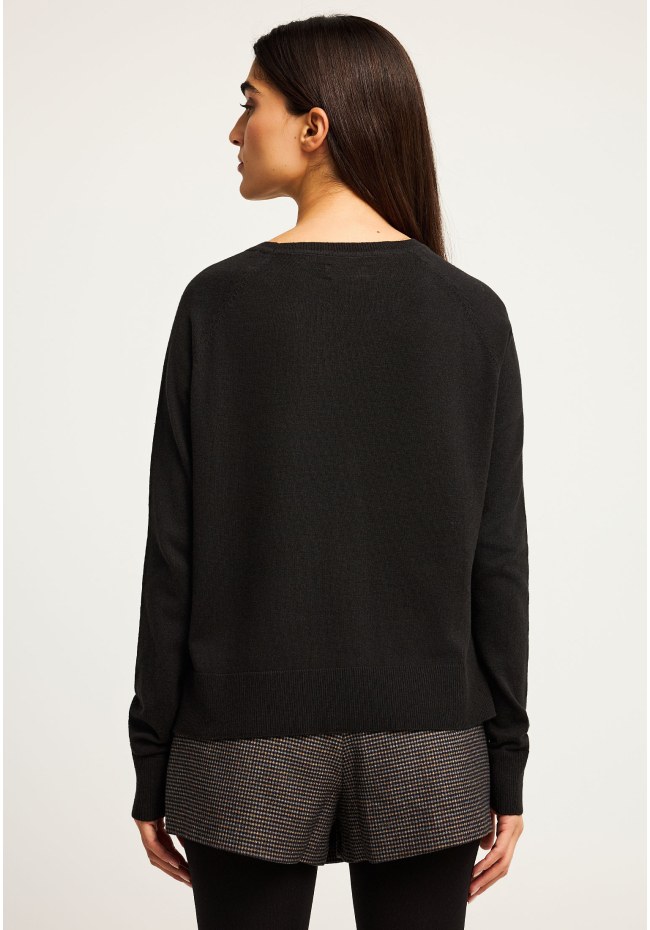 Γυναικείο πλεκτό με λαιμόκοψη