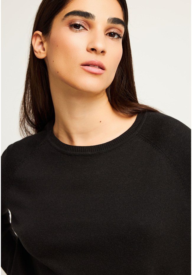 Γυναικείο πλεκτό με λαιμόκοψη