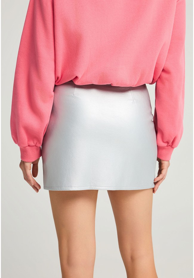 Μίνι φούστα σε ίσια γραμμή