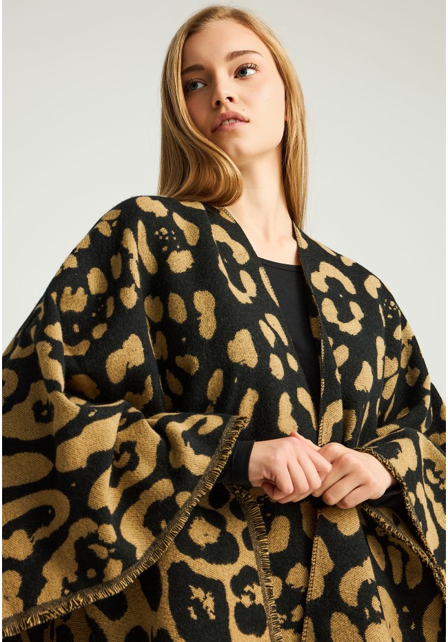 Γυναικεία κάπα με animal print μοτίβο και κρόσσια