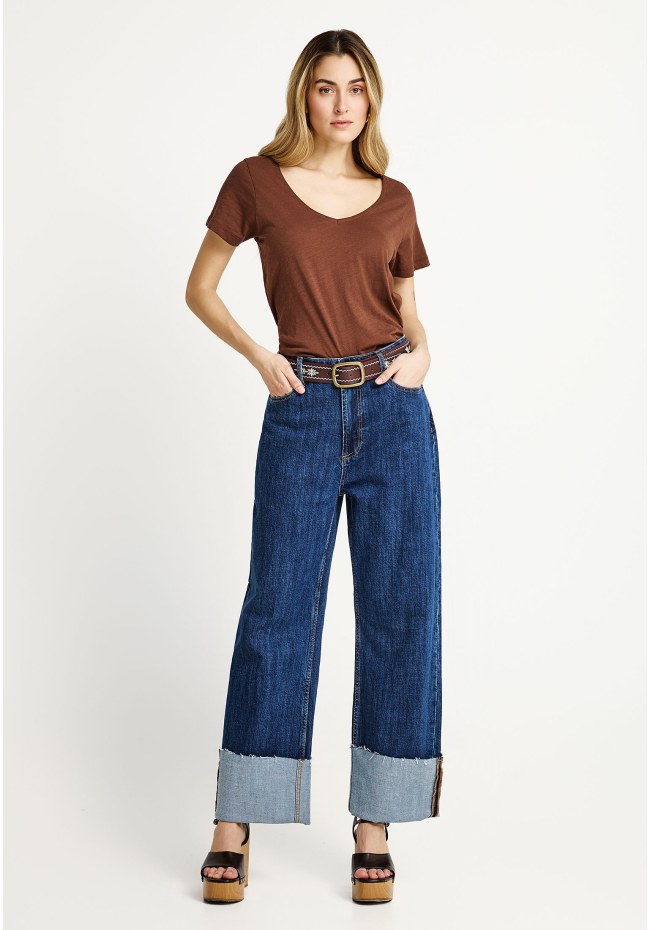 V-neckline t-shirt - The basics collection