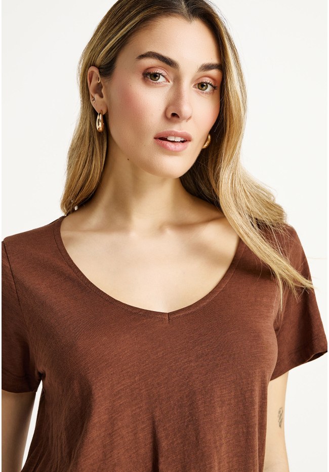 V-neckline t-shirt - The basics collection