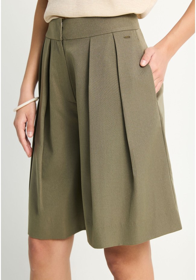 Bermuda shorts with  pleats
