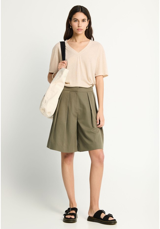 Bermuda shorts with  pleats