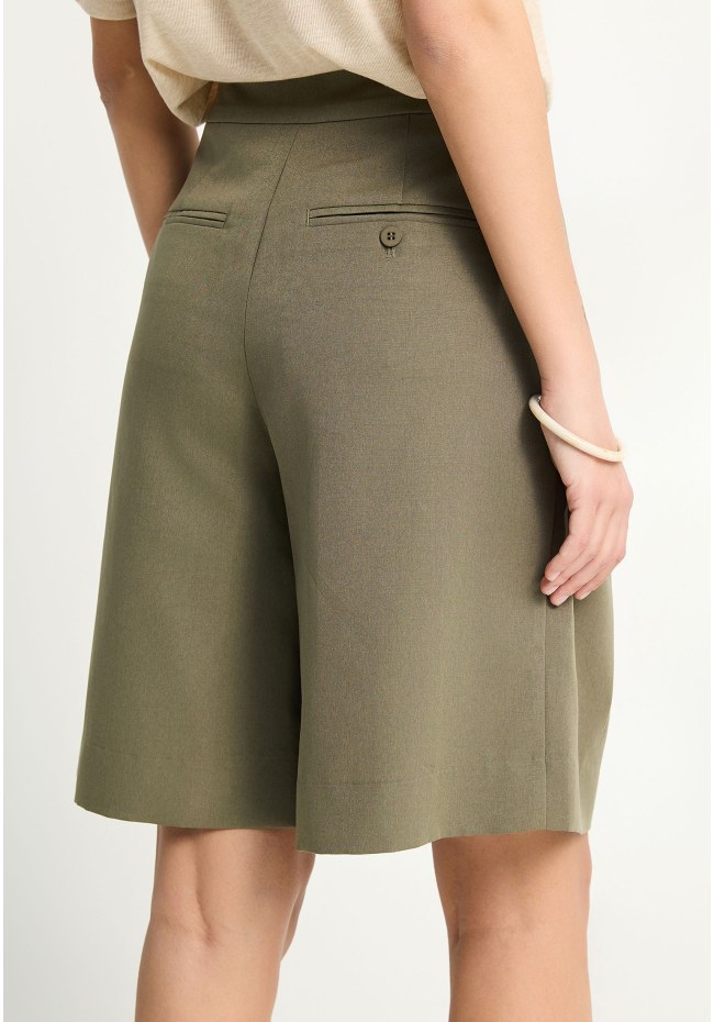 Bermuda shorts with  pleats