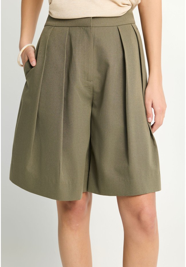 Bermuda shorts with  pleats