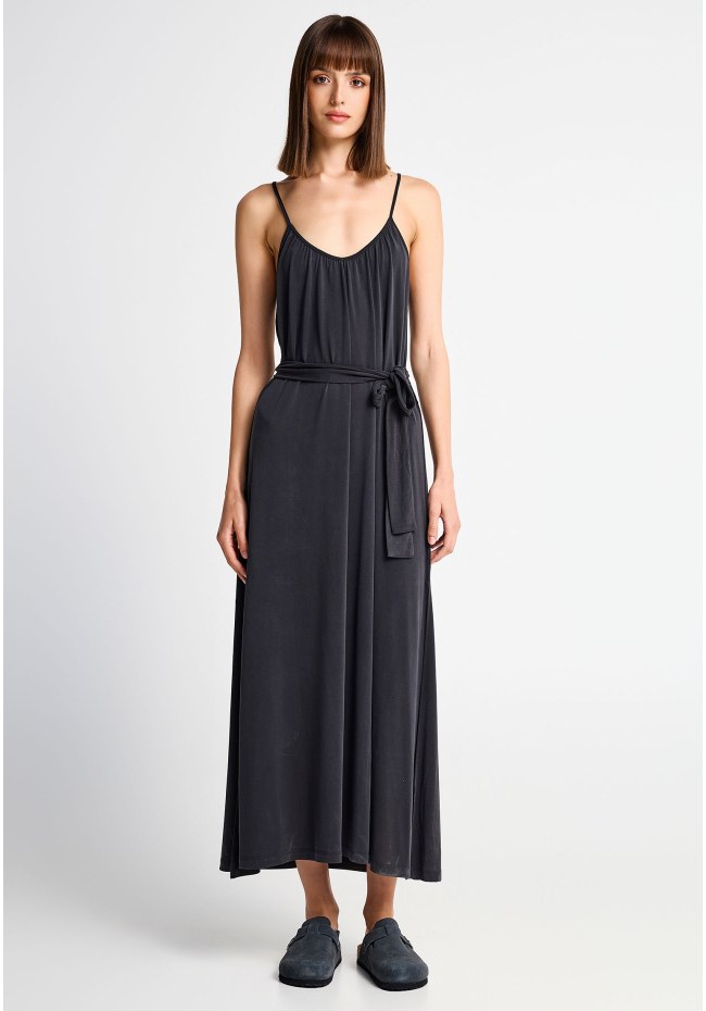 Women's relaxed maxi dress with waist belt