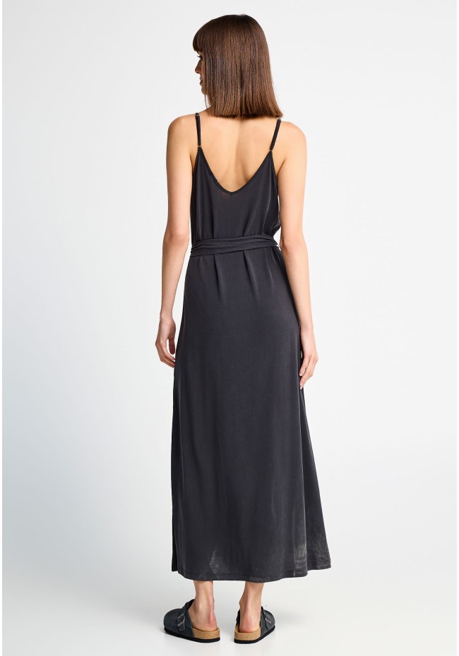 Women's relaxed maxi dress with waist belt