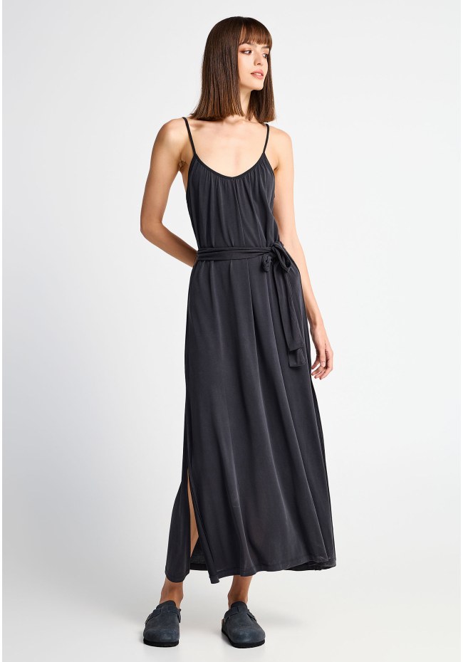 Women's relaxed maxi dress with waist belt