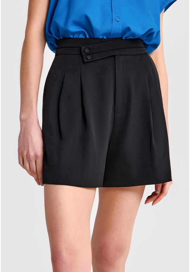 Regular fit pleated shorts