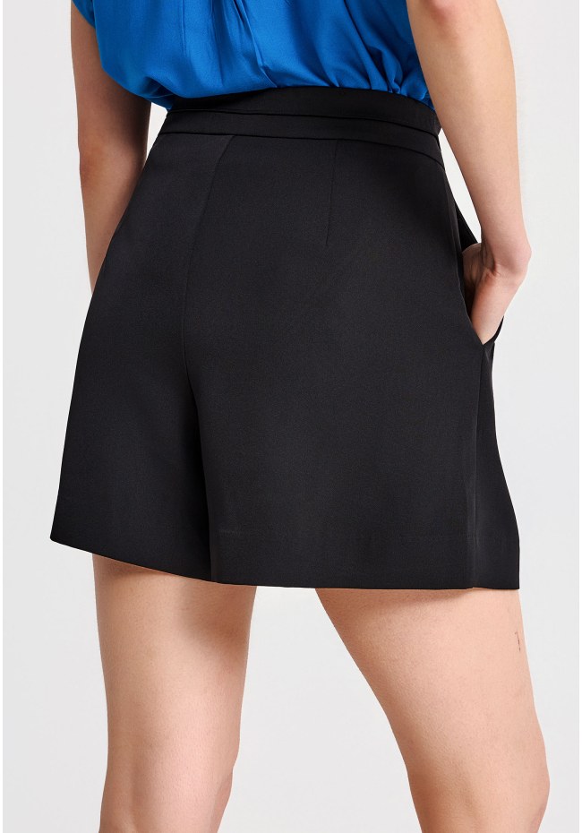 Regular fit pleated shorts