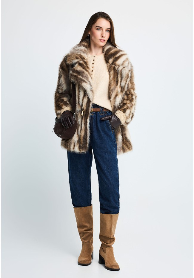 Women's baggy fit jeans with paperbag waist