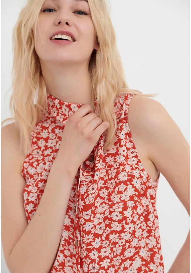 Sleeveless all over printed floral shirt