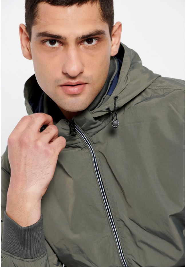 Lightweight jacket with detachable hood