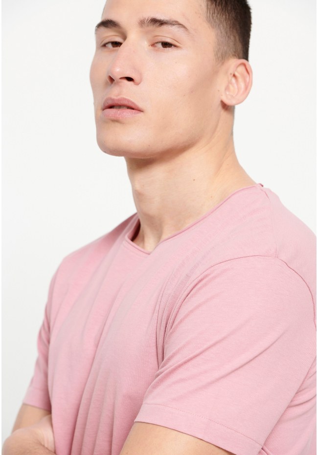 Loose fit raw cut neck t-shirt