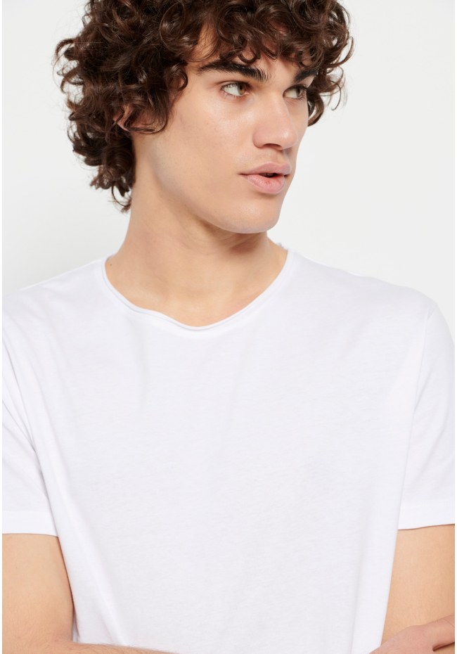 Loose fit raw cut neck t-shirt