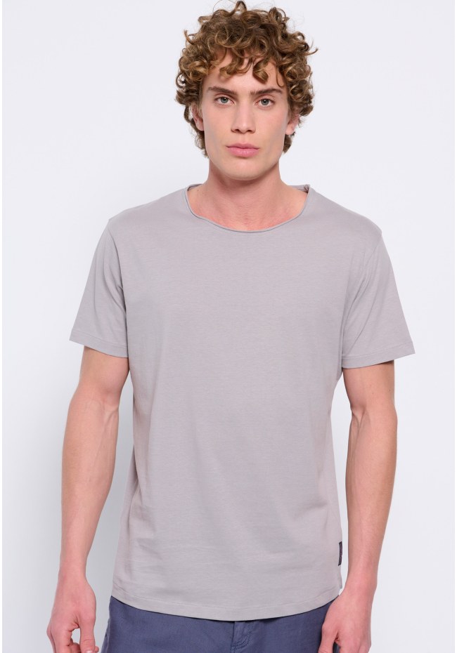 Loose fit t-shirt με raw cut λαιμόκοψη