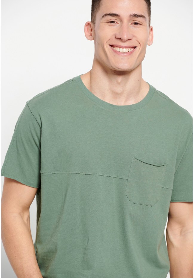 Loose fit t-shirt with raw edges
