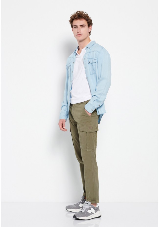 Garment dyed cargo παντελόνι σε ζακάρ ύφασμα