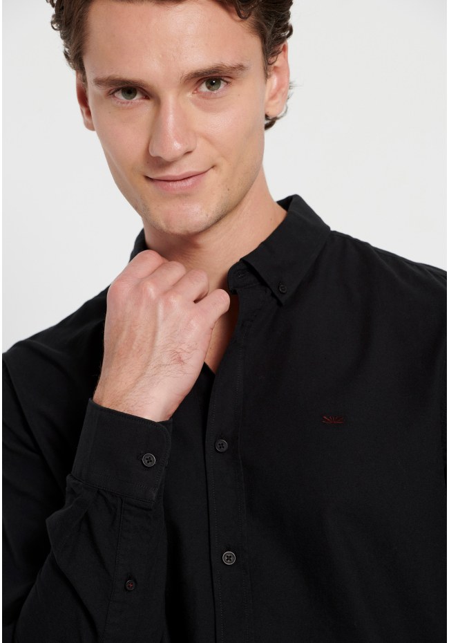 Essential shirt with embroidered logo