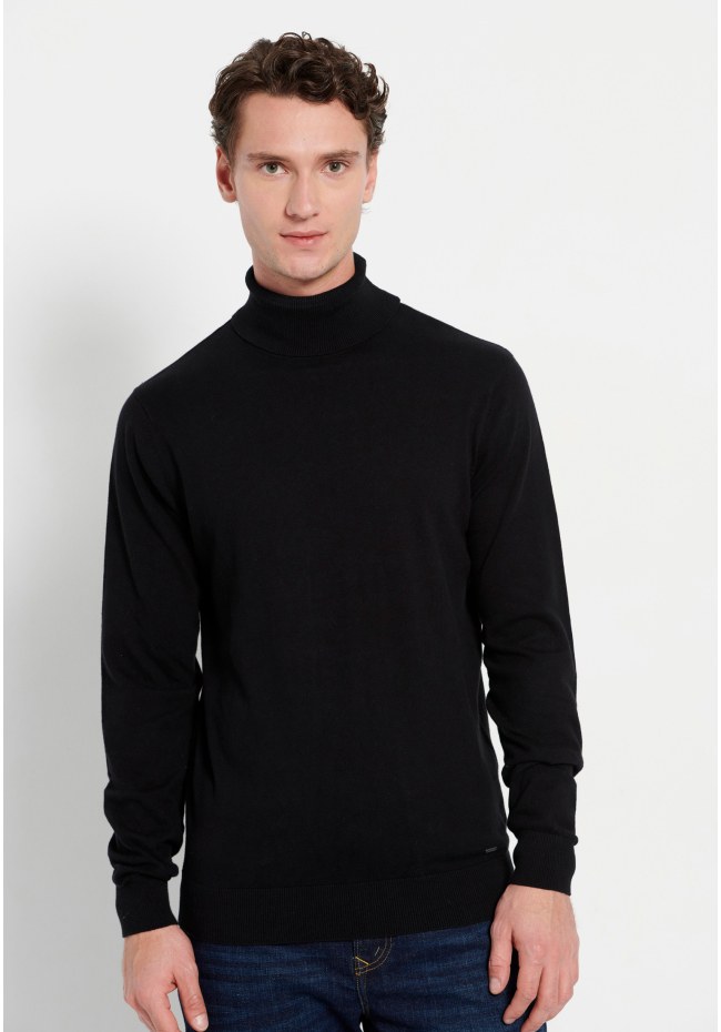 Essential men's turtle neck sweater