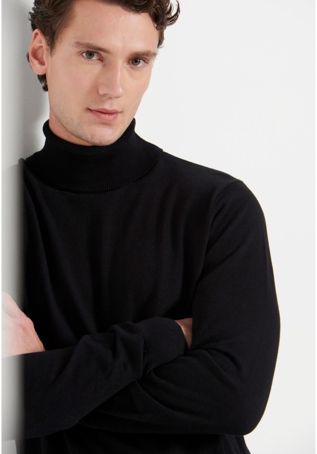 Essential men's turtle neck sweater