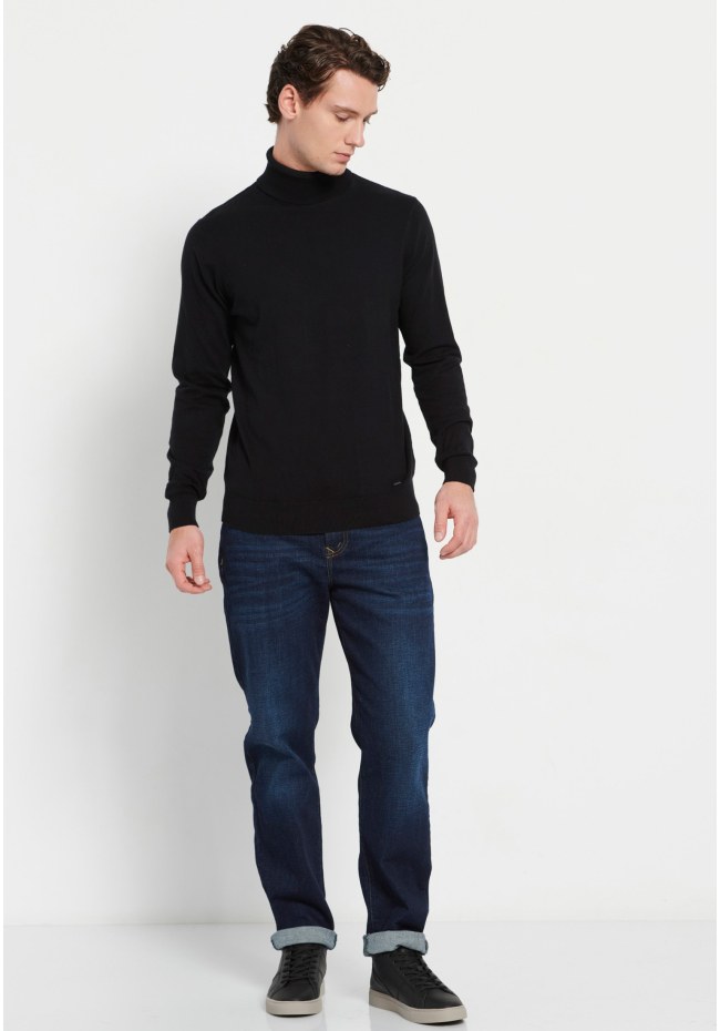 Essential men's turtle neck sweater