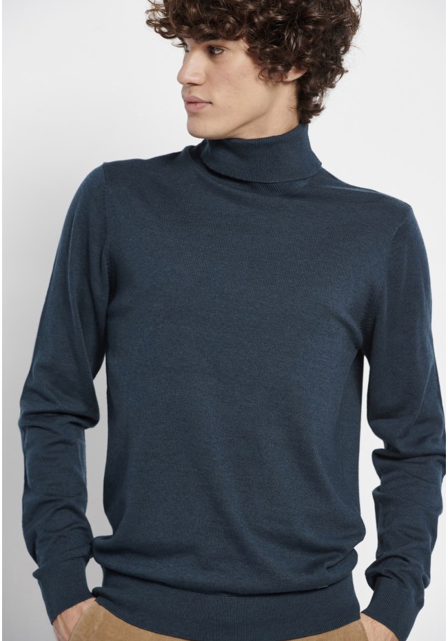 Essential men's turtle neck sweater