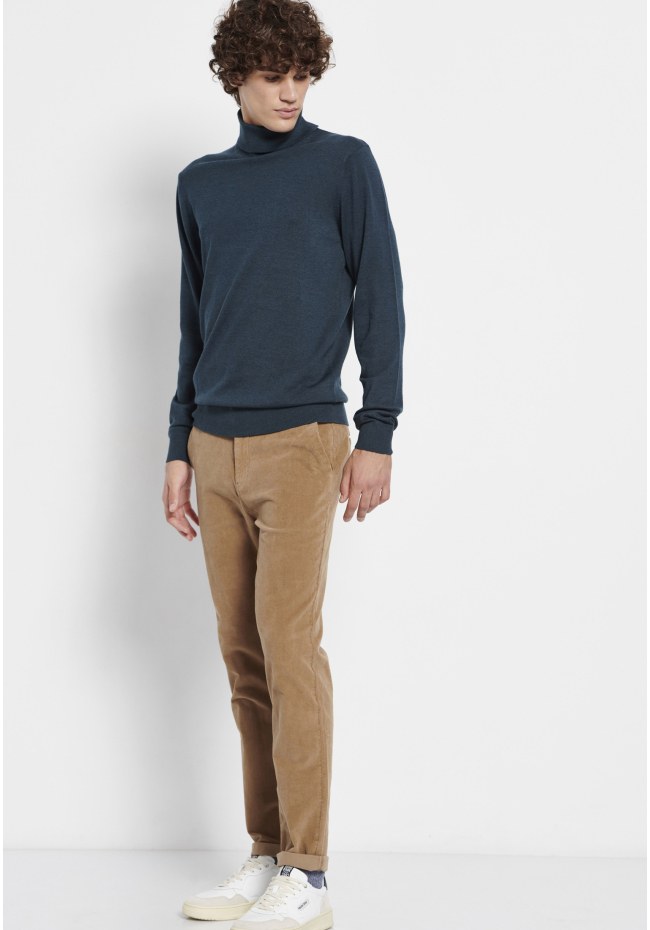 Essential men's turtle neck sweater