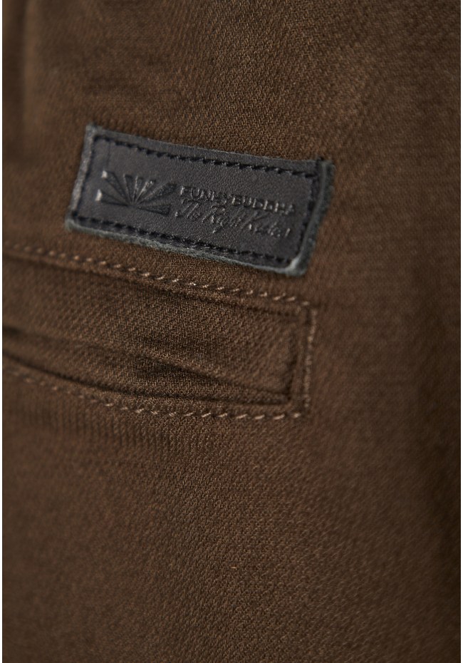 Relaxed fit chino παντελόνι σε micro ζακάρ ύφανση (dobby)