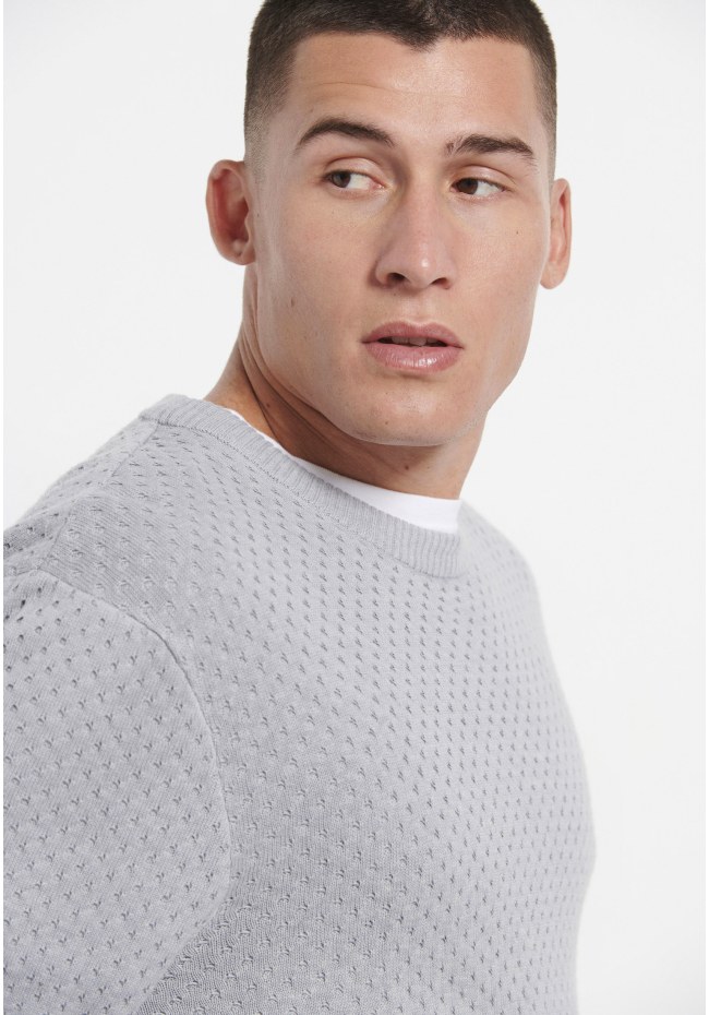 Relaxed fit crew neck sweater with 3D knit pattern