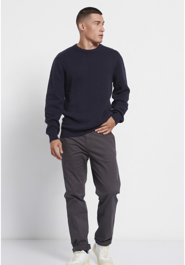 Relaxed fit crew neck sweater with 3D knit pattern