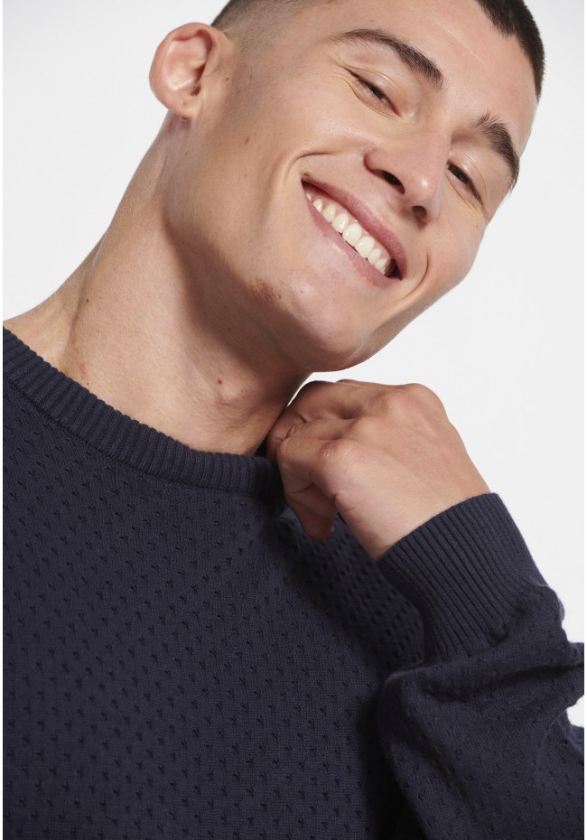 Relaxed fit crew neck sweater with 3D knit pattern