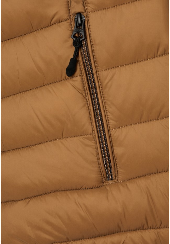 Traveller jacket with detachable hood