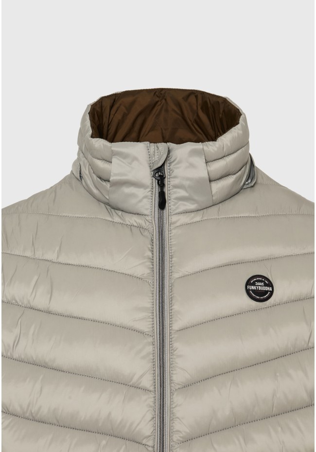 Traveller jacket with detachable hood