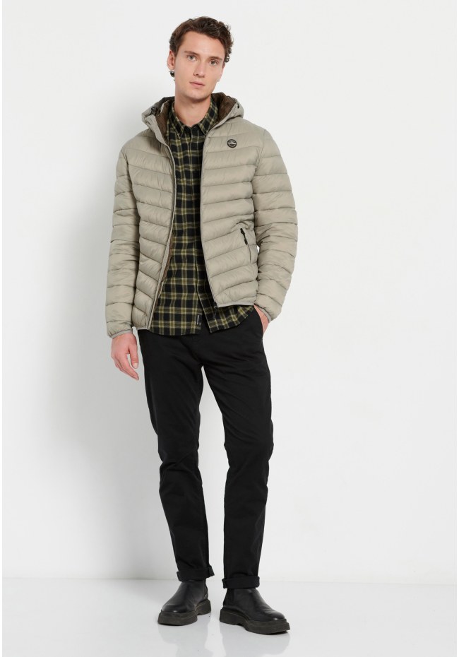 Traveller jacket with detachable hood