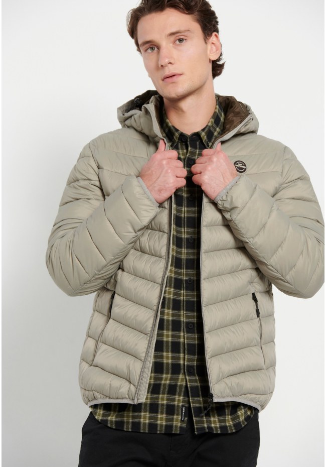 Traveller jacket with detachable hood