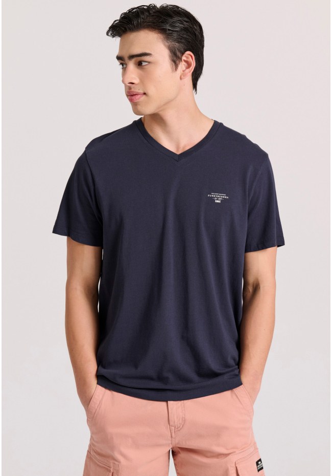 V-neck t-shirt with chest logo