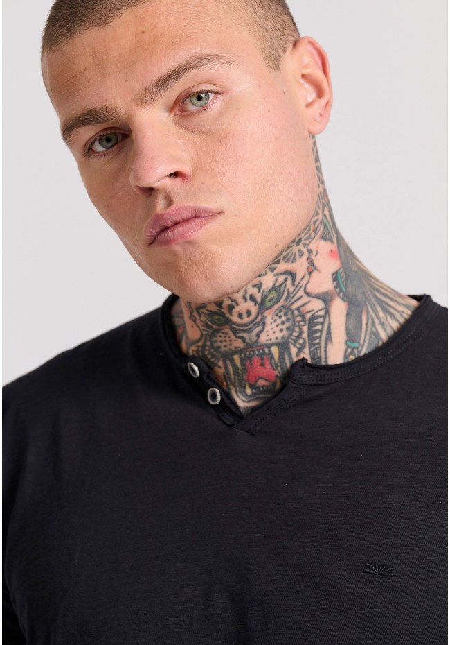 Essential t-shirt with henley neck and raw cuts