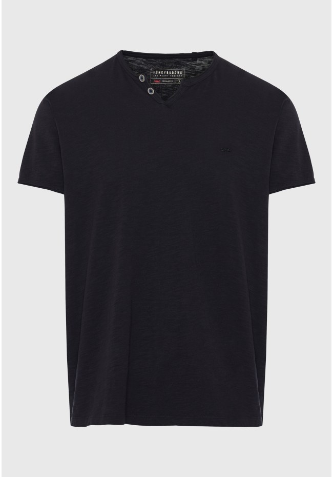 Essential t-shirt with henley neck and raw cuts