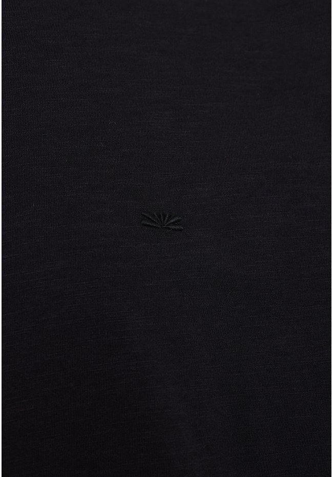 Essential t-shirt with henley neck and raw cuts