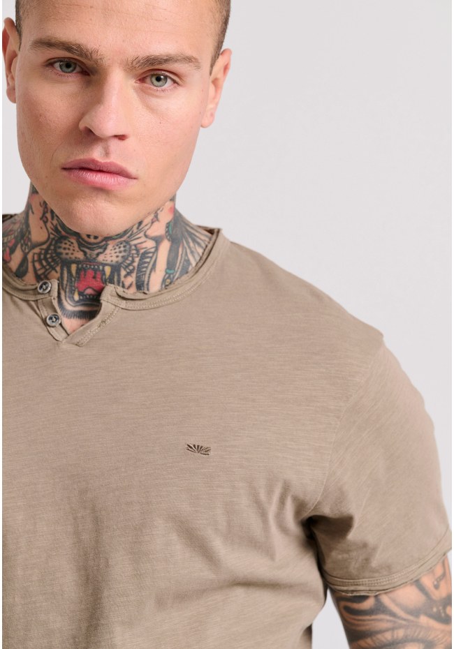 Essential t-shirt with henley neck and raw cuts