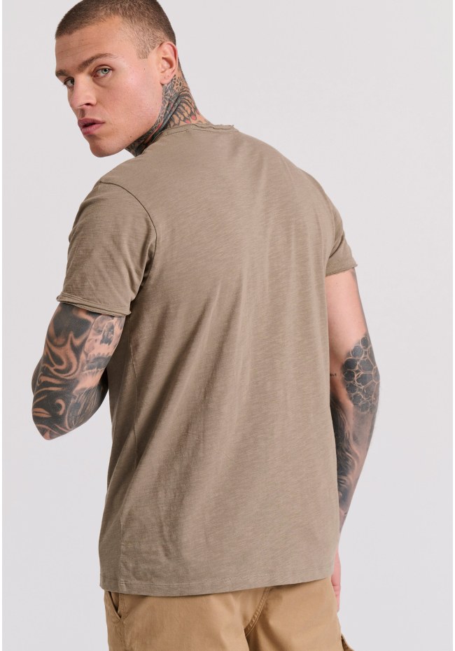 Essential t-shirt with henley neck and raw cuts